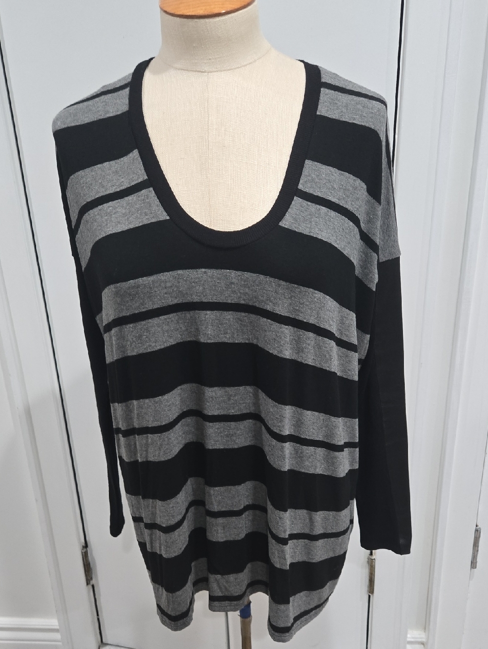 Women's Black and Gray Striped Long Sleeve Scoop Neck Top Small